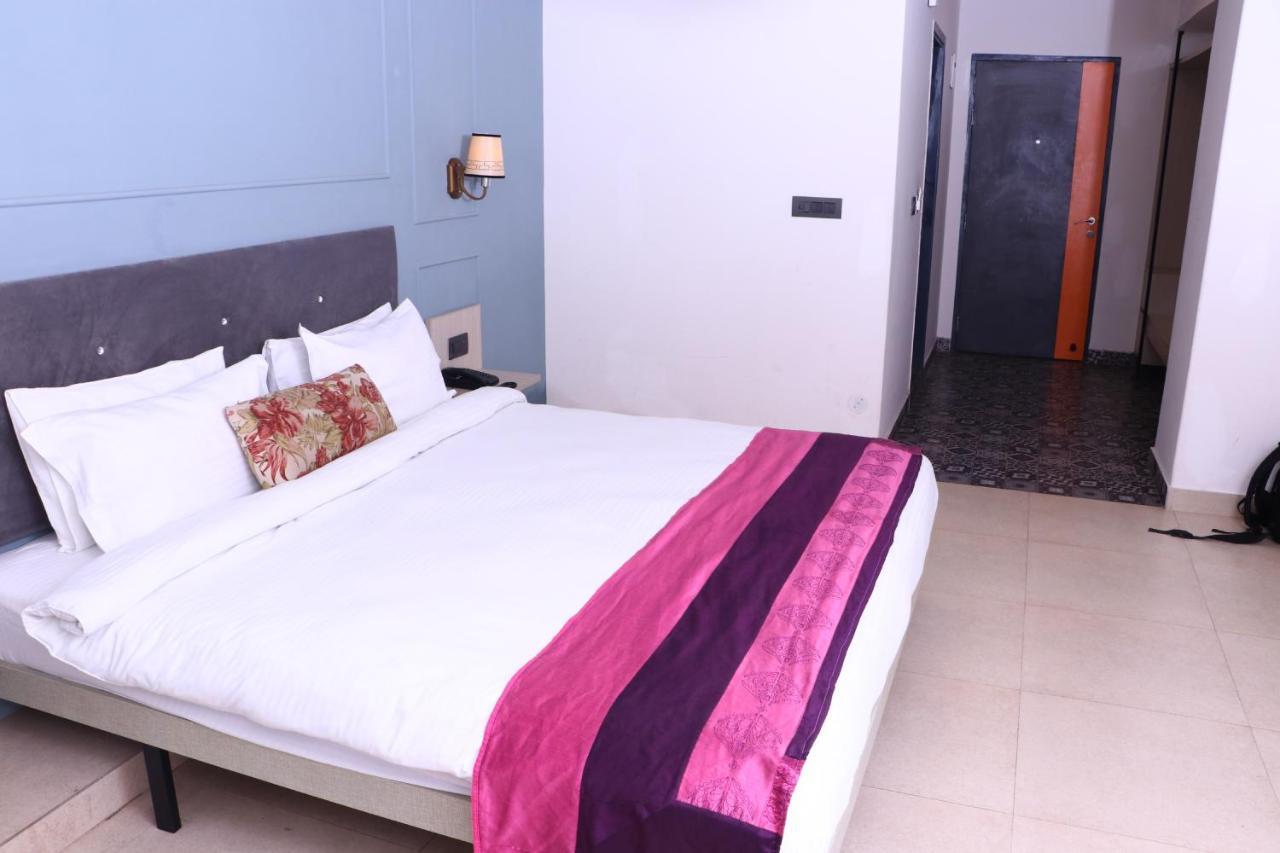 Virohaa Garden Hotel Gáziábád Kültér fotó
